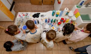 Kinder beim Malen in der Kärntner Kindermalschule - Standort Velden von oben fotografiert